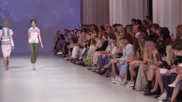 Desfile de moda. A menina é uma modelo na passarela. — Vídeo de Stock