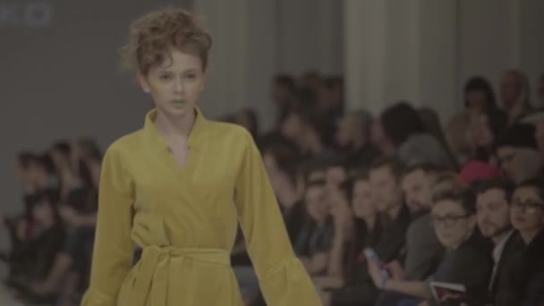 Desfile de moda. A menina é uma modelo na passarela. — Vídeo de Stock