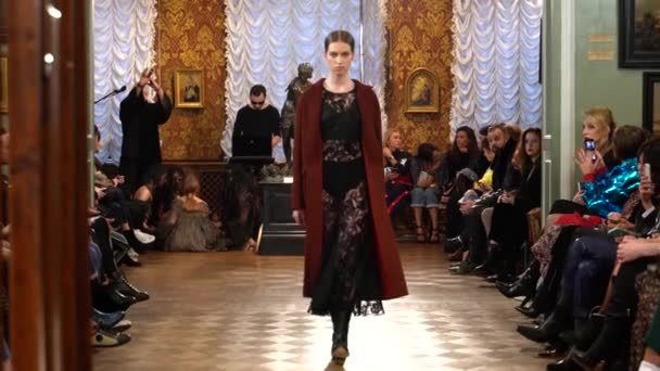 Modeshow. Het meisje is een model op de catwalk. — Stockvideo