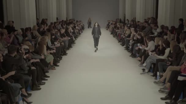 Modeshow. Het meisje is een model op de catwalk. — Stockvideo