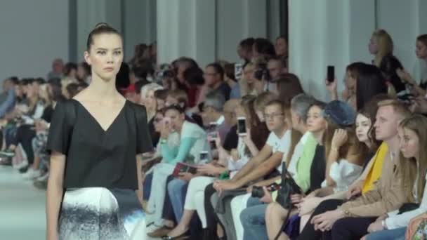 Desfile de moda. A menina é uma modelo na passarela. — Vídeo de Stock