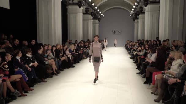 Fashion show. The girl is a model on the catwalk. — Stock Video