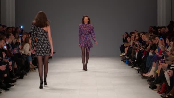 Modeshow. Het meisje is een model op de catwalk. — Stockvideo