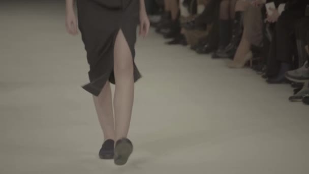 Desfile de moda. La chica es una modelo en la pasarela. — Vídeos de Stock