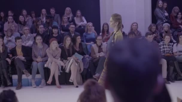 Modeshow. Het meisje is een model op de catwalk. — Stockvideo