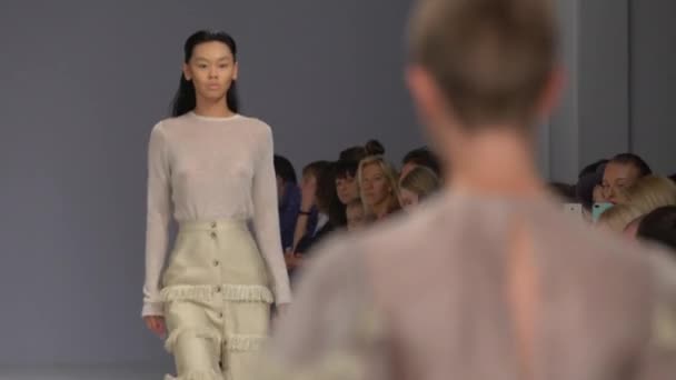 Modeshow. Het meisje is een model op de catwalk. — Stockvideo