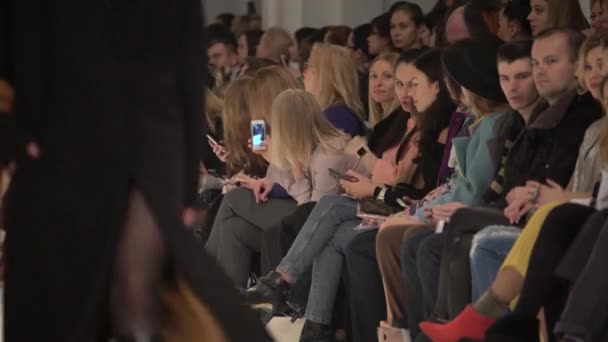 Modeshow. Het meisje is een model op de catwalk. — Stockvideo