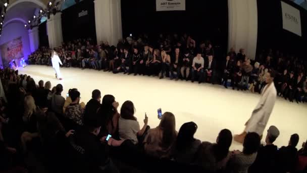 Modeshow. Het meisje is een model op de catwalk. — Stockvideo