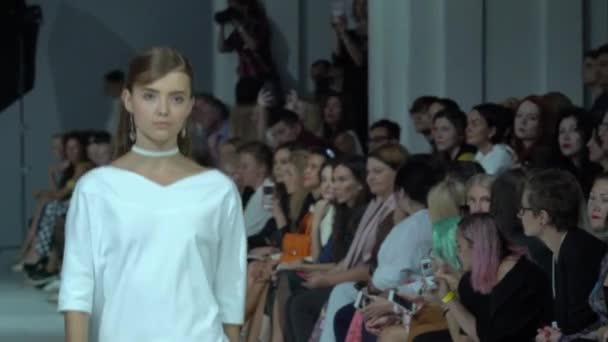 Desfile de moda. A menina é uma modelo na passarela. — Vídeo de Stock