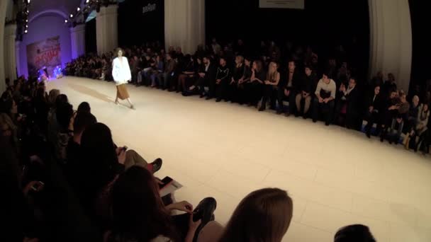 Modeshow. Het meisje is een model op de catwalk. — Stockvideo