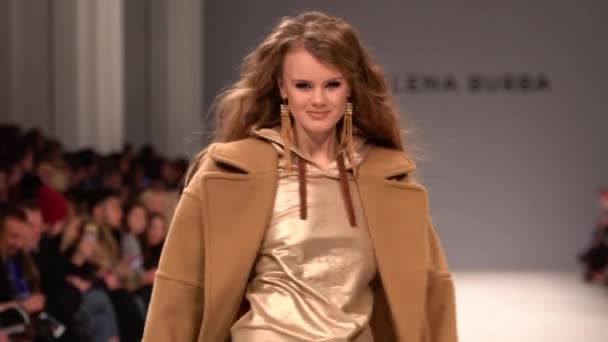 Modeshow. Pigen er en model på catwalken. – Stock-video