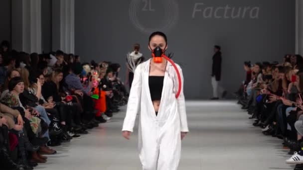 Desfile de moda. A menina é uma modelo na passarela. — Vídeo de Stock