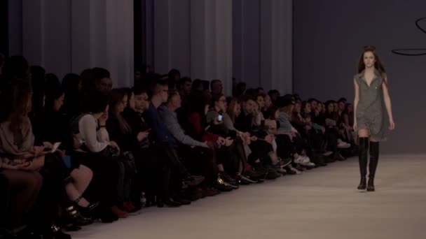 Modeshow. Het meisje is een model op de catwalk. — Stockvideo