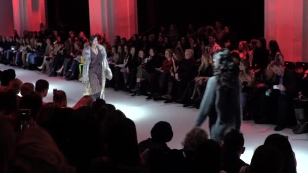 Modeshow. Het meisje is een model op de catwalk. — Stockvideo