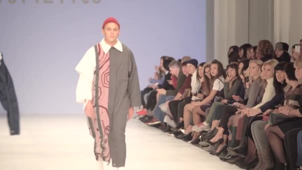 Modeshow. Het meisje is een model op de catwalk. — Stockvideo