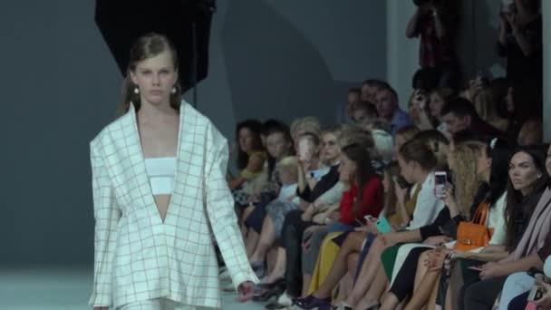 Modeshow. Het meisje is een model op de catwalk. — Stockvideo