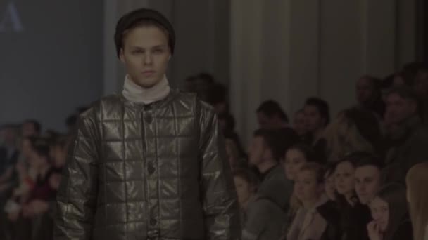 Modeshow. Het meisje is een model op de catwalk. — Stockvideo