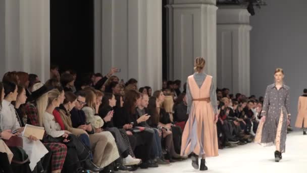 Modeshow. Het meisje is een model op de catwalk. — Stockvideo