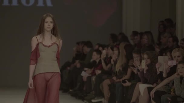 Modeshow. Het meisje is een model op de catwalk. — Stockvideo