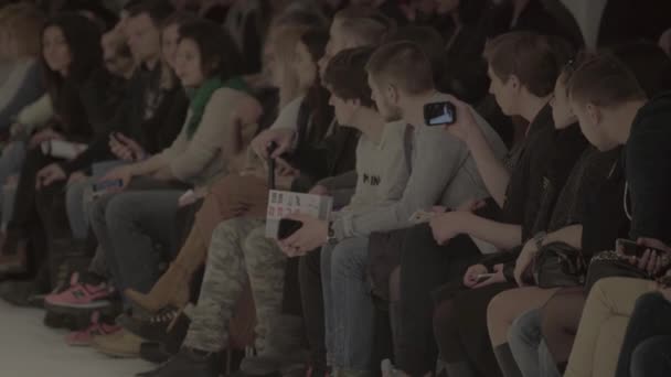 Desfile de moda. La chica es una modelo en la pasarela. — Vídeo de stock