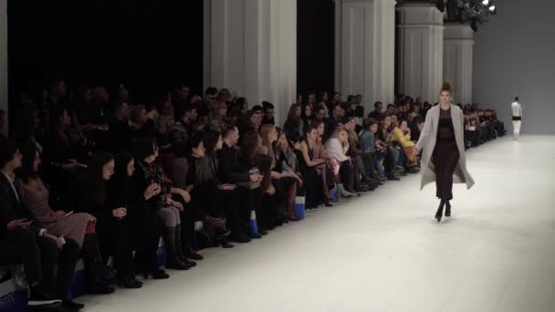 Modeshow. Het meisje is een model op de catwalk. — Stockvideo