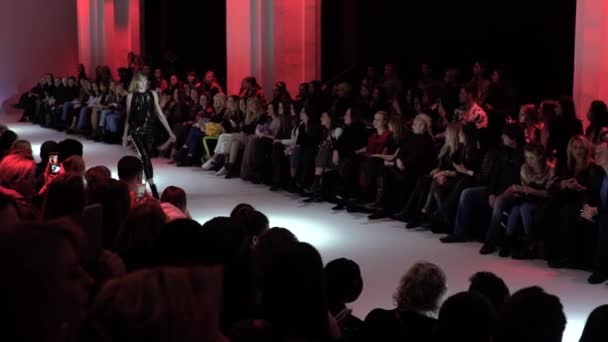 Modeshow. Het meisje is een model op de catwalk. — Stockvideo