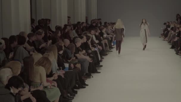 Modeshow. Pigen er en model på catwalken. – Stock-video