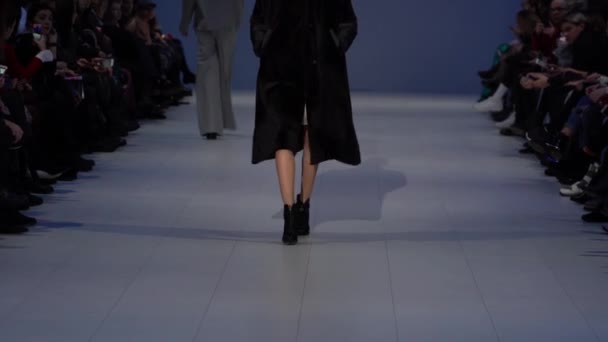 Modeshow. Het meisje is een model op de catwalk. — Stockvideo