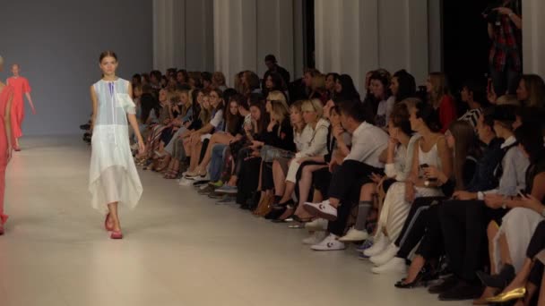 Modeshow. Het meisje is een model op de catwalk. — Stockvideo