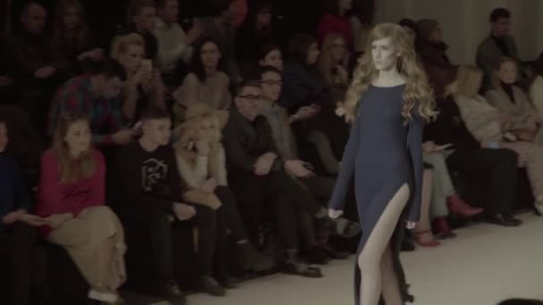 Desfile de moda. La chica es una modelo en la pasarela. — Vídeo de stock