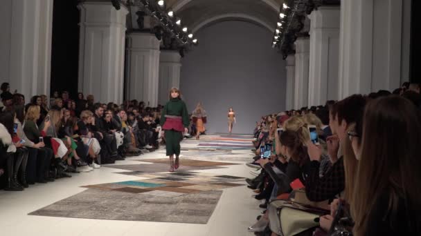 Modeshow. Het meisje is een model op de catwalk. — Stockvideo