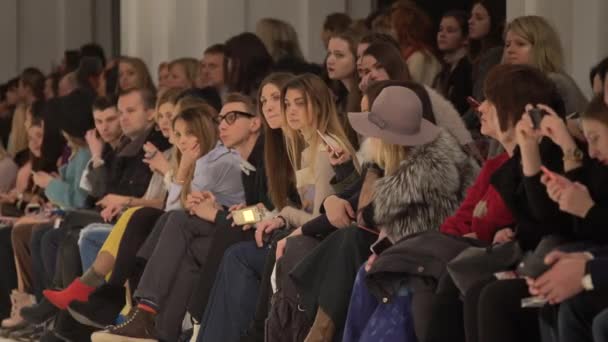 Desfile de moda. La chica es una modelo en la pasarela. — Vídeo de stock