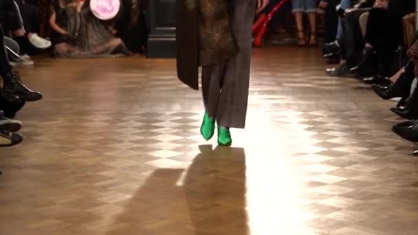 Modeshow. Het meisje is een model op de catwalk. — Stockvideo