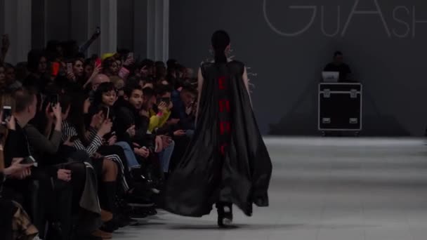 Modeshow. Het meisje is een model op de catwalk. — Stockvideo