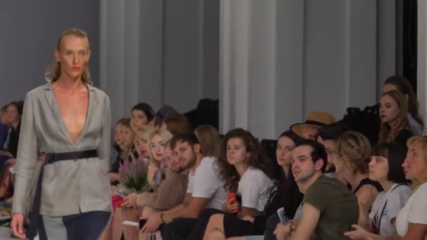 Desfile de moda. A menina é uma modelo na passarela. — Vídeo de Stock