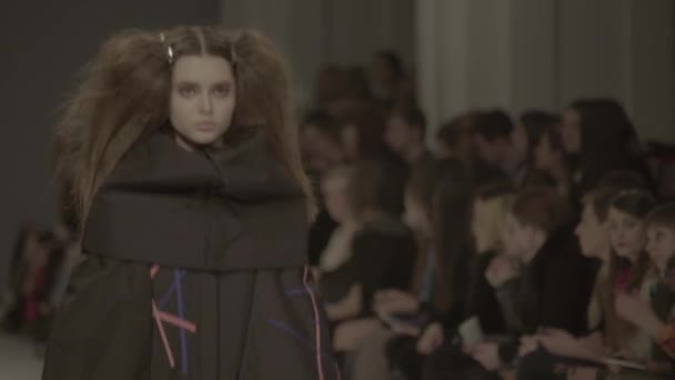 Modeshow. Het meisje is een model op de catwalk. — Stockvideo