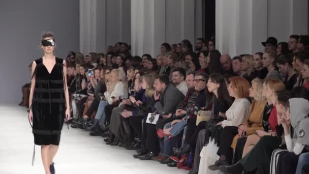 Modeshow. Het meisje is een model op de catwalk. — Stockvideo