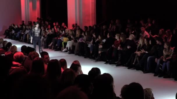 Modeshow. Het meisje is een model op de catwalk. — Stockvideo