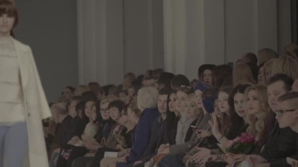 Desfile de moda. La chica es una modelo en la pasarela. — Vídeos de Stock