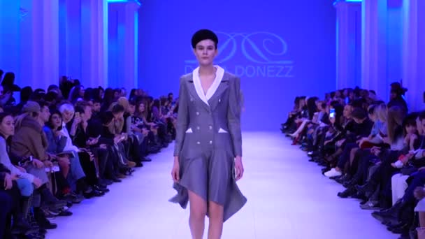 Modeshow. Het meisje is een model op de catwalk. — Stockvideo