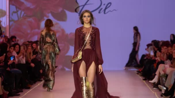 Modeshow. Het meisje is een model op de catwalk. — Stockvideo