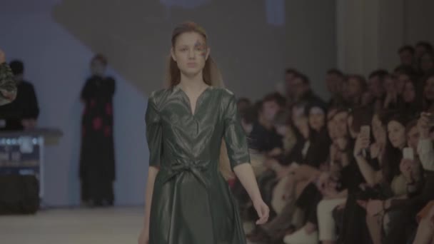 Modeshow. Het meisje is een model op de catwalk. — Stockvideo