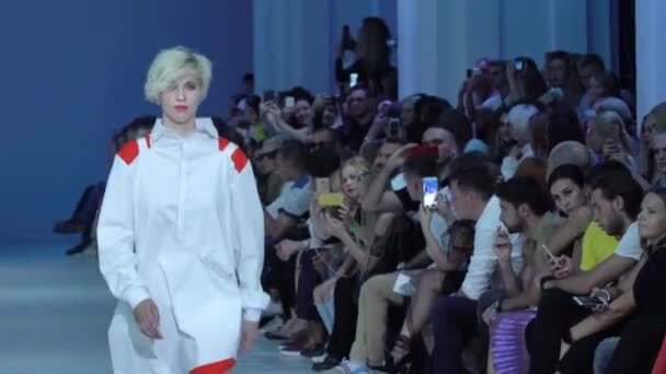 Desfile de moda. La chica es una modelo en la pasarela. — Vídeos de Stock