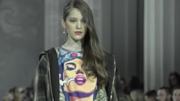 ファッションショー。女の子はキャットウォーク上のモデルです. — ストック動画
