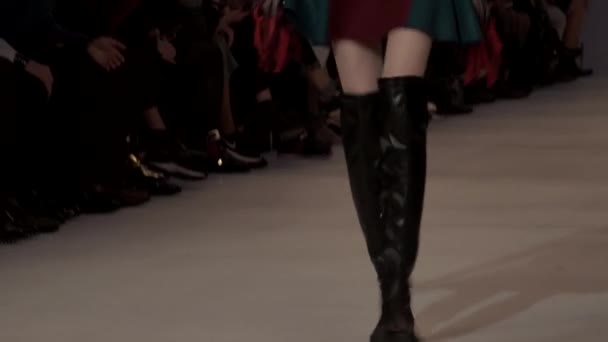 Desfile de moda. La chica es una modelo en la pasarela. — Vídeo de stock