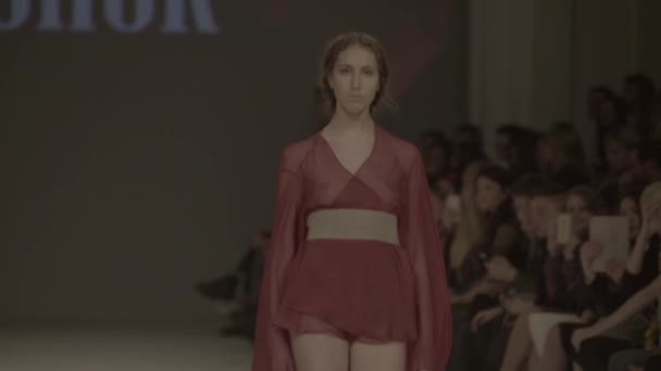 Modeshow. Het meisje is een model op de catwalk. — Stockvideo