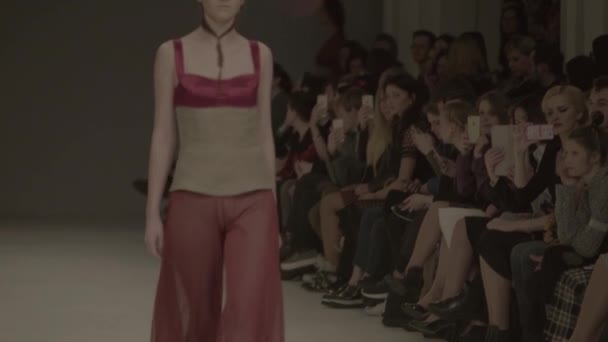 Modeshow. Het meisje is een model op de catwalk. — Stockvideo