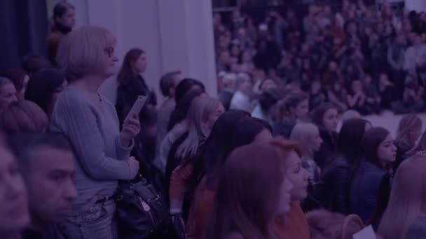 Modeshow. Het meisje is een model op de catwalk. — Stockvideo