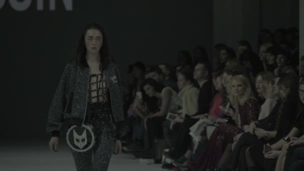 Modeshow. Het meisje is een model op de catwalk. — Stockvideo