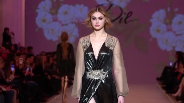 Modeshow. Het meisje is een model op de catwalk. — Stockvideo